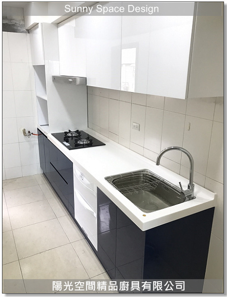 深藍水晶門板與白色檯面配色特寫