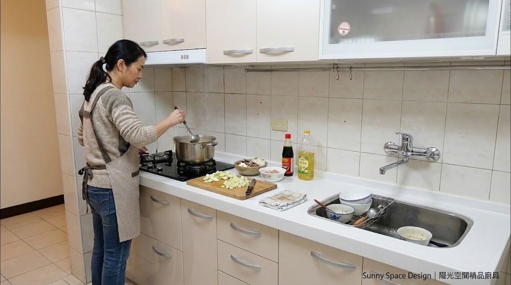新莊西盛街一字型廚具 × 三星人造石 × 側貼美背設計｜陽光空間精品廚具