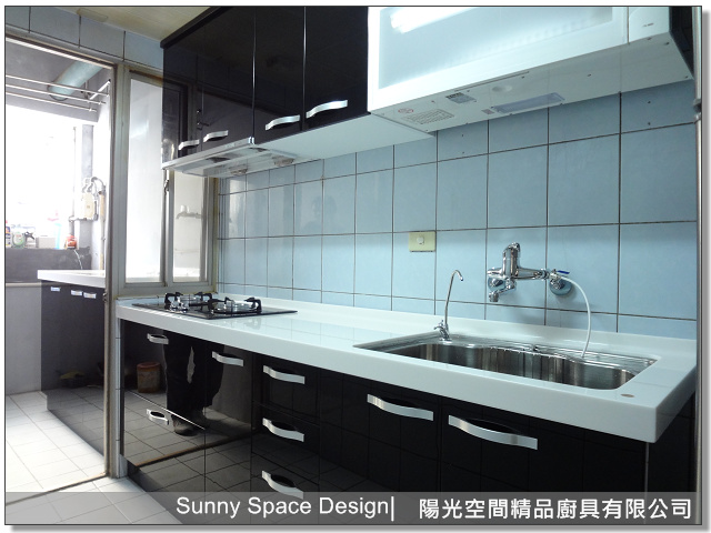 白色檯面延伸設計與窗邊採光