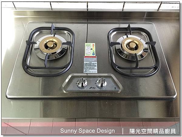 不銹鋼檯面與水槽配置