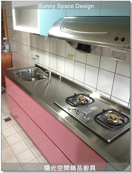 基隆基金一路藍紅撞色廚具完工全景