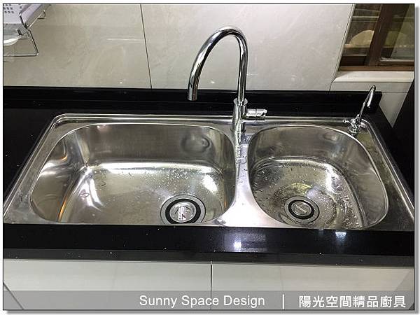 白色結晶鋼烤門板與黑色檯面搭配