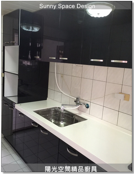 土城延和路一字型黑色廚具全景