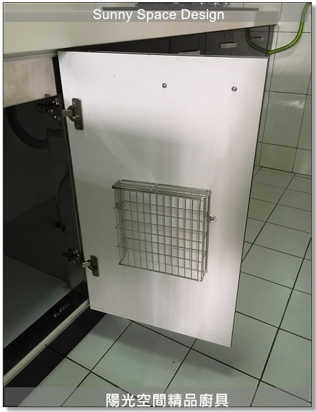 電器櫃與木三抽收納配置