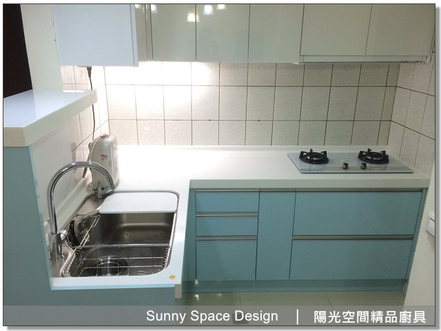 瓦斯爐工作區與下方大拉籃收納