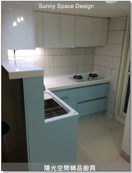 電器櫃配置電鍋微波爐整齊收納示意