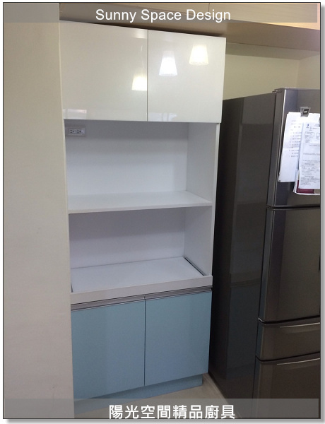 L型廚房工作區與水槽配置轉角補光設計