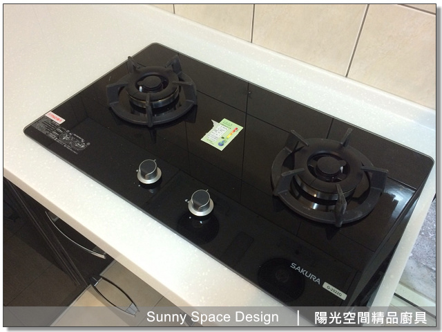 下櫃拉籃與側邊抽屜收納動線