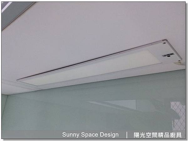 廚房整體動線與光線展示