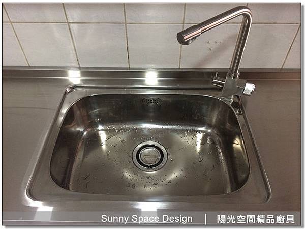 廚房整體動線與收納展示