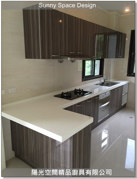 新竹峨嵋L型深色木紋廚具完工全景