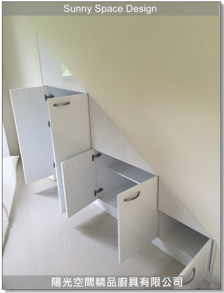 深色木紋門板與樂天石檯面質感