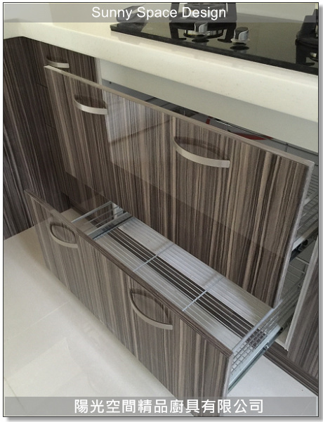 窗前水槽配置與山景