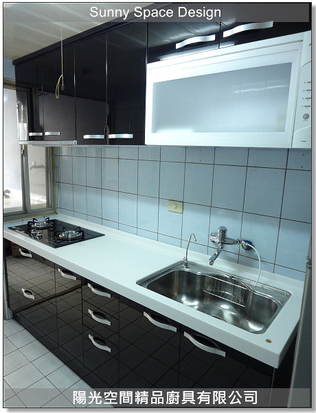 豪山配備一字型廚具亮面門板反射採光