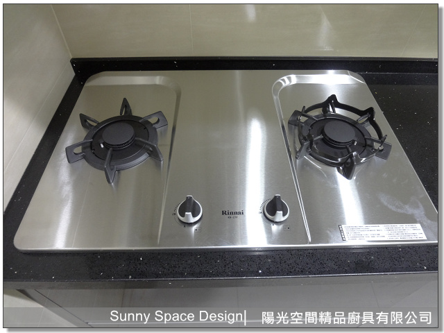 蓮花爐與隱藏式排油煙機配置