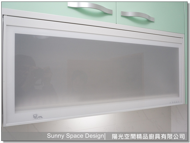 隱藏式抽油煙機與上櫃設計