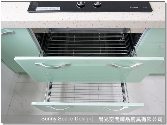 調味瓶與垃圾桶收納規劃