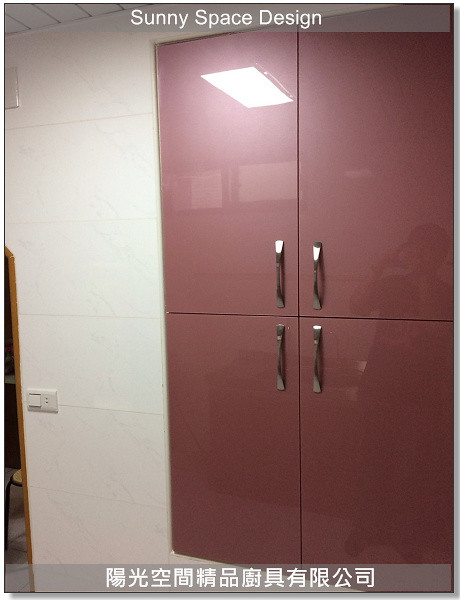 落地式烘碗機與拉籃收納展示