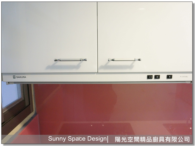 粉紅烤漆玻璃牆面近拍