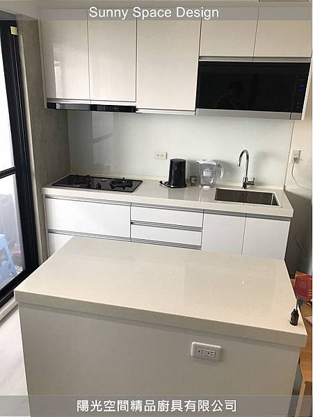 中島下方家電收納空間與活動輪設計