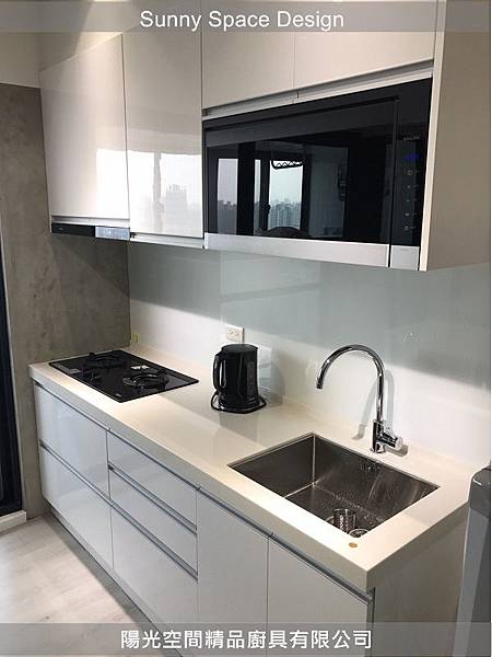 結晶鋼烤門板與G型鋁把手質感