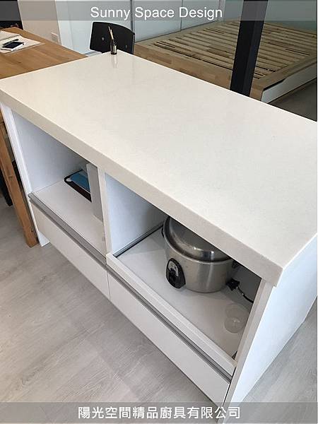 一字形廚具搭配林內雙口爐與抽油煙機