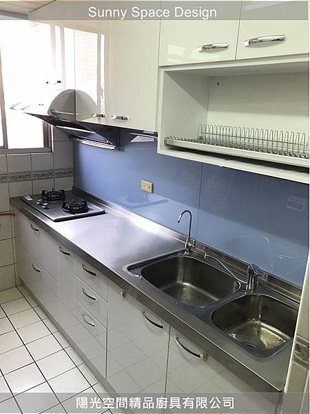 土城一字型廚房不銹鋼檯面與藍色烤漆玻璃