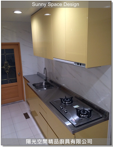 不鏽鋼檯面 × 飽和色門板｜45度斜把手｜陽光空間廚具