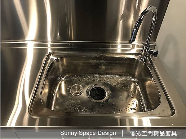 工業風層板與黑鐵件安裝細節