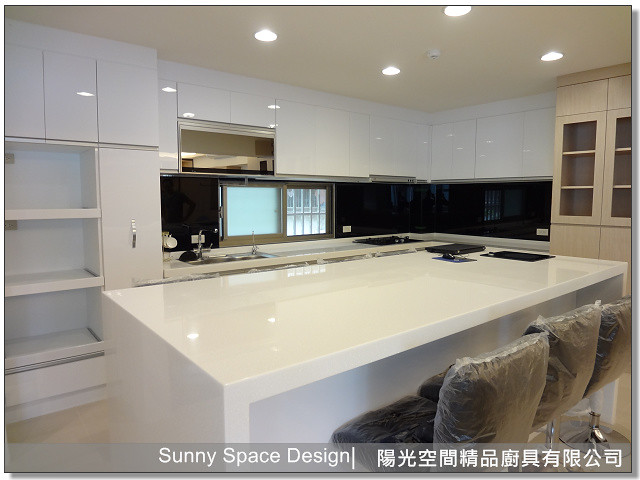 懸吊烘碗機與黑玻背板