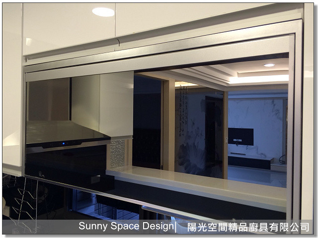 白色結晶鋼烤門板與矽鋼石檯面質感