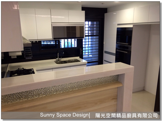 ㄇ字型動線與雙層中島吧台設計