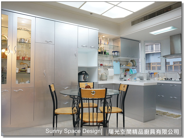 T 字吧台與高櫃展示區全景