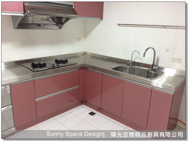 板橋中正路 L 型紅豆色廚具全景