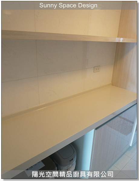 木紋門板與G型鋁把手質感