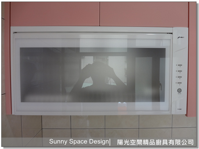 粉色水晶門板與斜把手設計細節