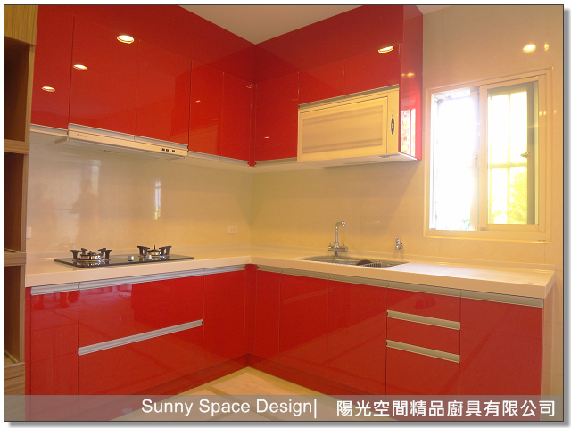 紅色水晶門板近拍與G型鋁把手細節