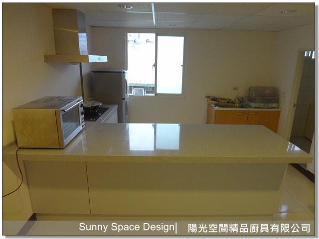 吧台式中島設計｜韓國人造石 × 白色美耐門板