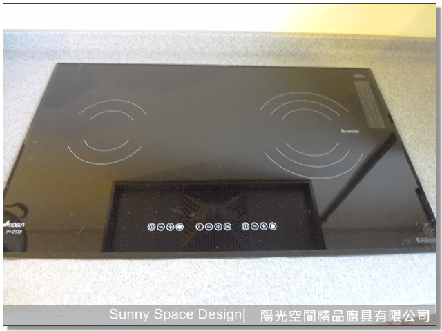 軟木色電器櫃與白色廚具跳色搭配