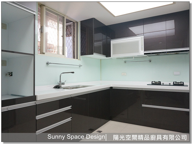 爐下雙拉籃與調味側拉架配置