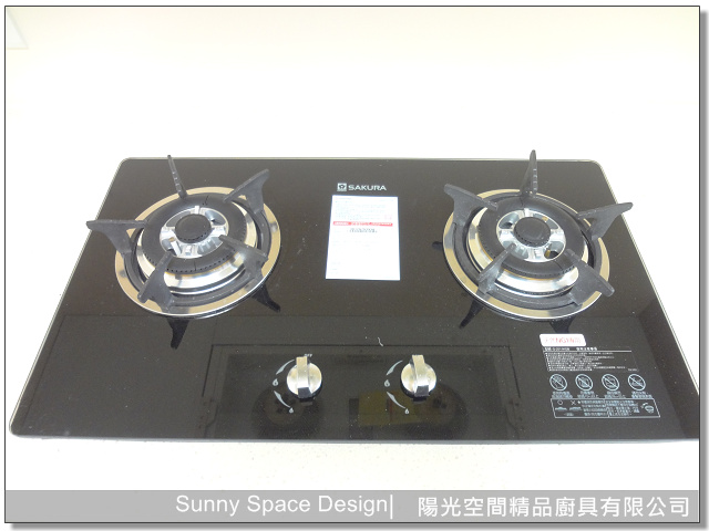 淺木紋門板與G型鋁把手細節