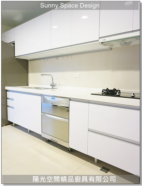 純白人造石檯面與白色結晶鋼烤門板