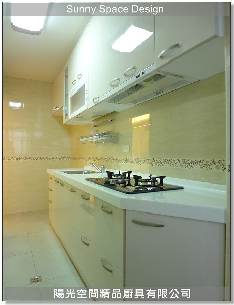 上櫃玻璃門展示櫃與可愛杯子