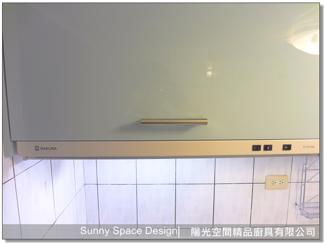 牆面吊桿收納與韓國人造石檯面