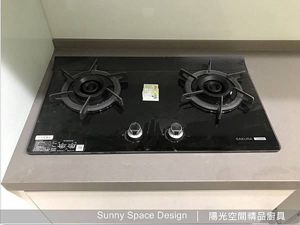 水晶門板與G型鋁把手細節