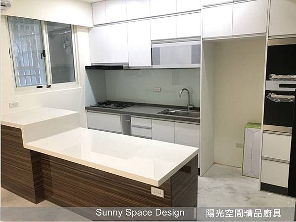 台北龍江路一字型廚具與木紋中島全景