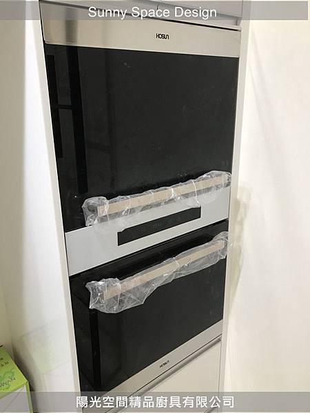 櫻花雙炫火瓦斯爐與烤漆玻璃背牆