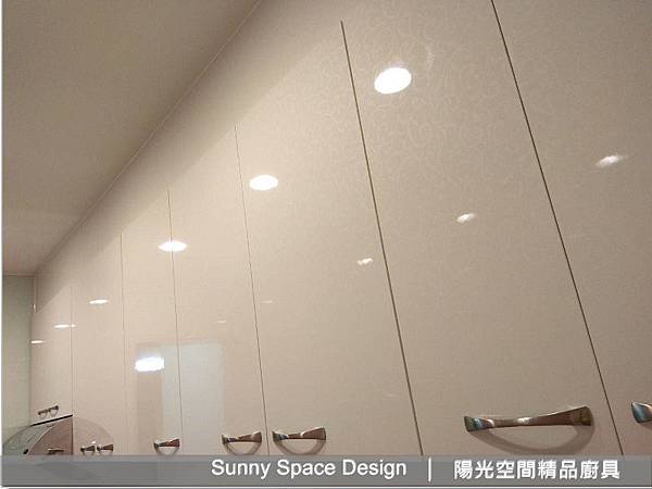 雙層不銹鋼桶身與鋁腳設計