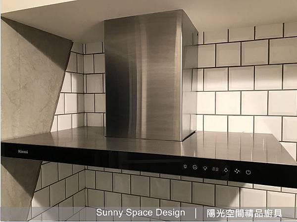 白色地鐵磚與黑色檯面搭配細節