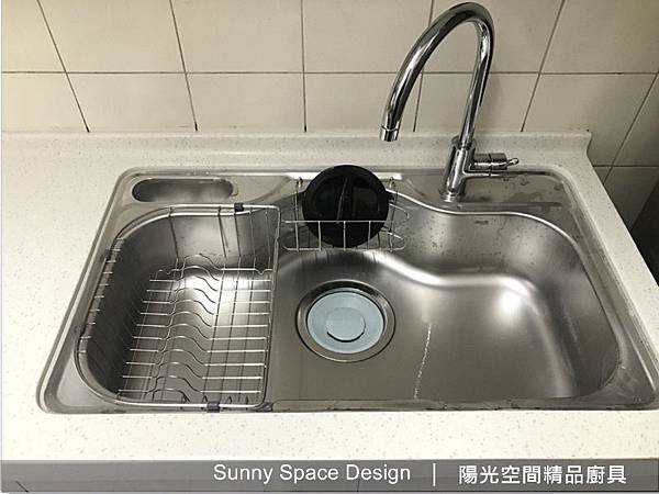 碗盤拉籃與調味品側拉架五金配置